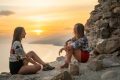¿Qué tipos de interacciones sociales nos hacen sentir menos solos?