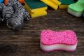 Los estropajos y las esponjas son un entorno perfecto para que crezcan microbios