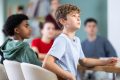 Por qué los niños dejan de preguntar en la escuela y cómo recuperar el hábito