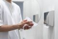 Secadores de manos o toallitas desechables: ¿quién gana la batalla contra los microbios en los baños públicos?