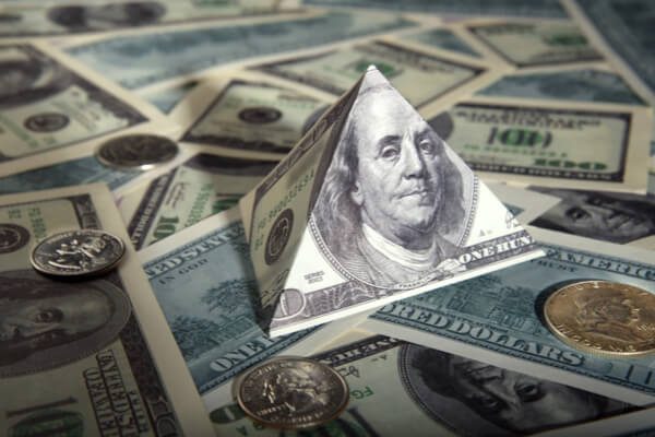 Esquemas Ponzi: ¿Sabes por qué se les dice así a las estafas piramidales?