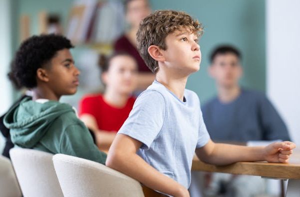 Por qué los niños dejan de preguntar en la escuela y cómo recuperar el hábito