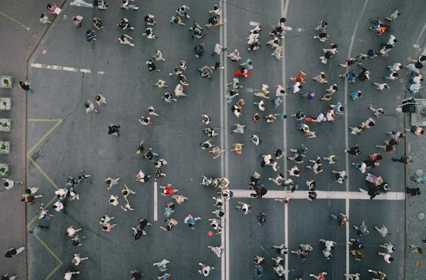 Casi todo el mundo gira inconscientemente hacia la izquierda al caminar, y aún no sabemos por qué