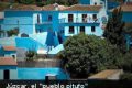 Un pueblo azul «pitufo» (Fotos + Trailer)