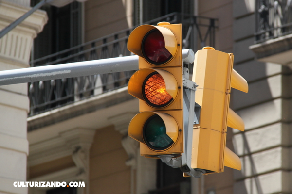 La Nota Curiosa: El primer semáforo de la historia