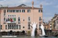 Las increíbles manos que reposan en las aguas de Venecia (+Fotos)
