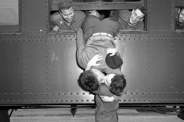 En Imágenes: El amor en tiempos de la Segunda Guerra Mundial