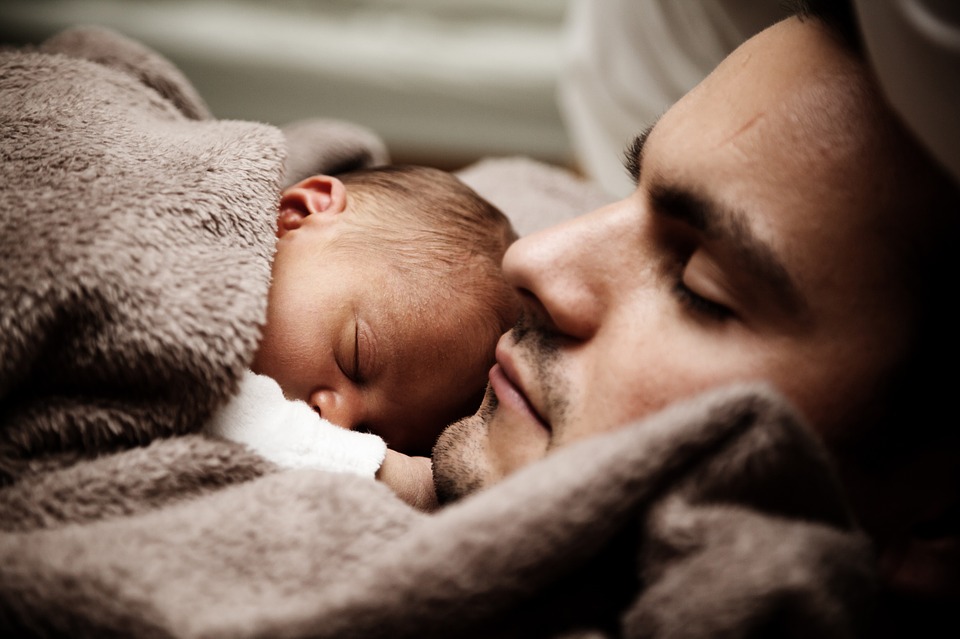Bebé y papá durmiendo –  | Alimenta tu Mente