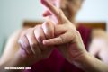 ¿Por qué nuestros dedos crujen al tronarlos?