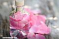 Conoce los beneficios del agua de rosas en la piel